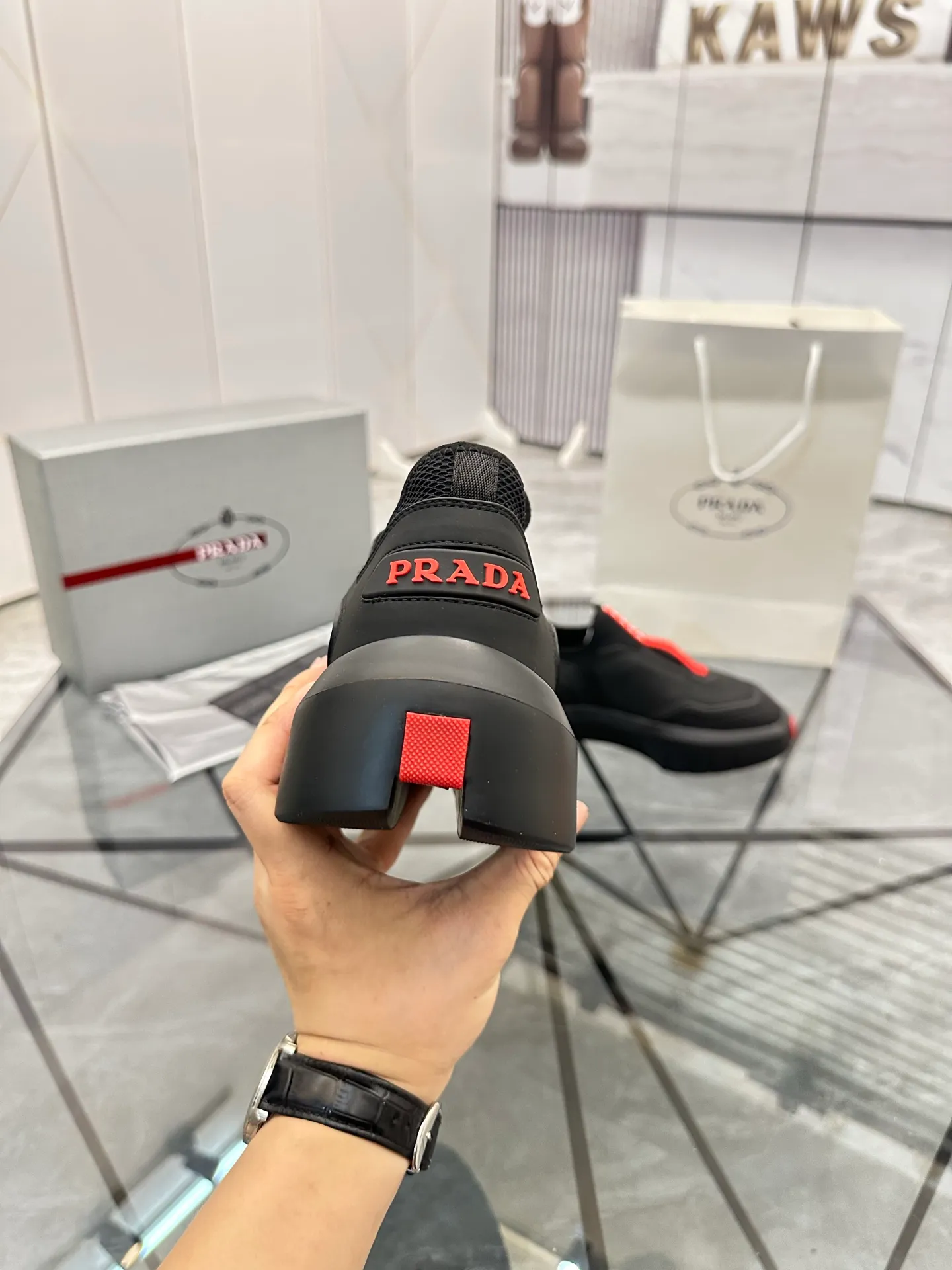 Men's shoes: 💰P500¥ High-end, complete package Product trademark: Prada *"Prada*" low-top casual shoes Regular size: 38-44 (can be customized to 45.46) Couple style Product materials: Upper imported cowhide stitched with original fabric, breathable lining, original outsole. Number: 846